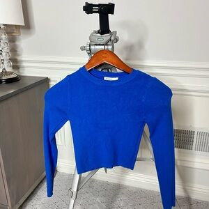 Subdued cropped blue knit sweater